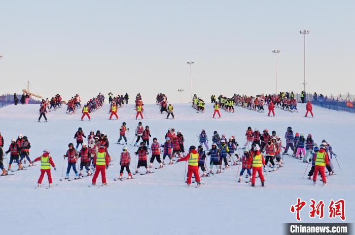 全国学校冰雪运动系列竞赛在长春新天地正式启