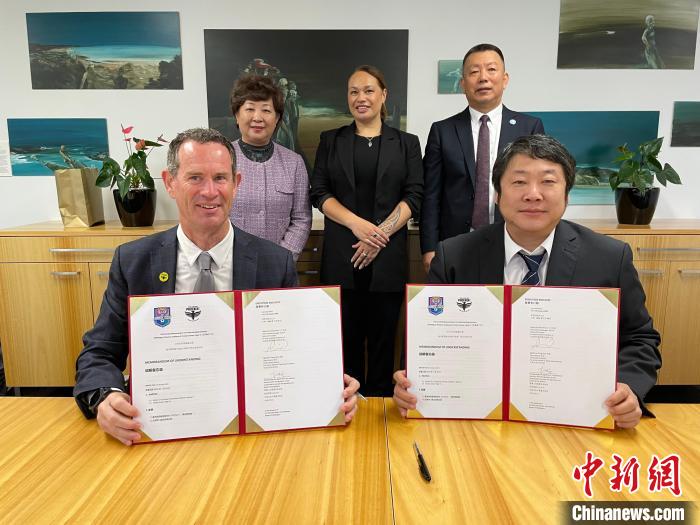 天津市体育局与惠灵顿凤凰足球俱乐部签署合作