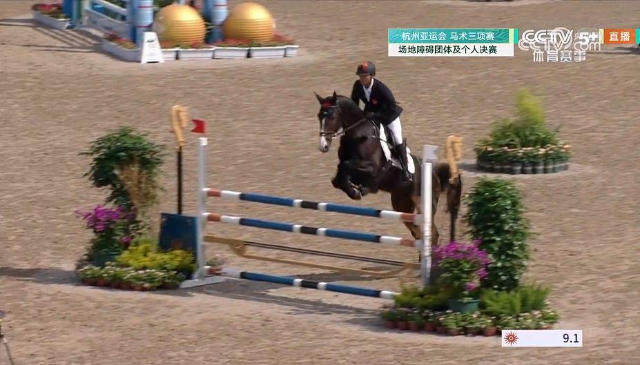 杭州亚运会马术场地障碍团体赛，中国队以稳定