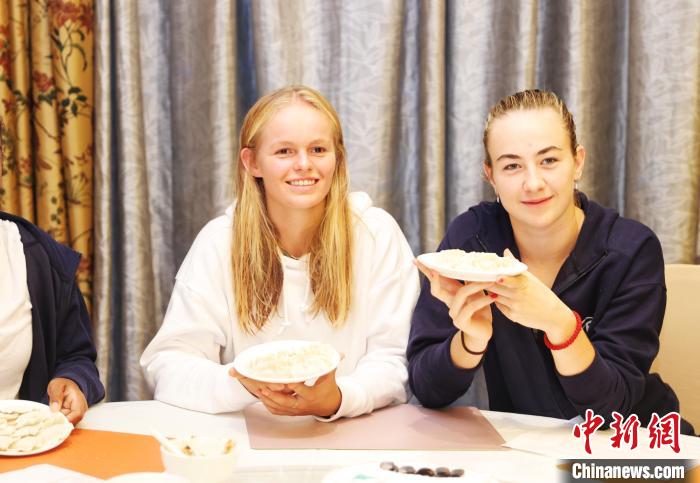 国际网球青少年赛选手成都体验包饺子