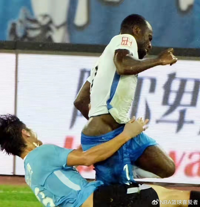 大连英博闪电签约加纳锋霸阿奇姆彭引热议