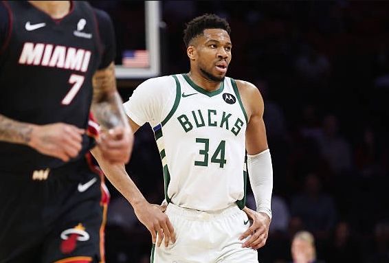 字母哥与雄鹿矛盾升级 媒体双标引争议